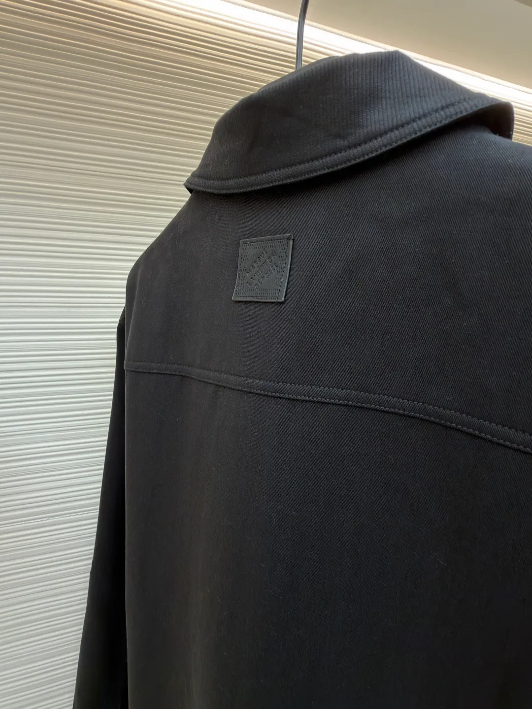 LOUIS VUITTON checkerboard pocket zipper jacket ●Item number: 1682123-B50 ●Material: cotton twill fabric ●Technology: heat-pressed lamination ●Color: black ●Version: fitted version ●Weight: about 860 grams ●Size: S-M-L-XL ●Description: This Louis Vuitton black lapel zipper jacket shows the brand's exquisite craftsmanship. The body is made of high-density twill fabric. It has been pre-shrunk and shaped and ironed to give the fabric a crisp silhouette and wrinkle resistance, smooth touch and excellent wear resistance. The placket is equipped with a customized metal zipper. The zipper teeth are precision polished and gold-plated, making it smooth and durable. The zipper head is engraved with the brand's classic logo, and the details highlight the texture. The body pockets are made with welt bag technology, and the edges of the pockets are reinforced with double-needle stitching, which not only ensures practicality but also makes the fit neater. The chest patch pockets are spliced ​​with fabrics of different textures, and the hot-pressing lamination process makes the splices smooth and free of glue marks. The lapel part has been three-dimensionally cut and hand-drawn to fit the neck line and is not easily deformed. Every stitch follows strict stitch length standards, perfectly combining simple design with exquisite craftsmanship. The overall wiring is straight and delicate, the fabric is comfortable and soft, and the color is consistent without color difference. It can be matched with the same style to create a fashionable look and control various occasions. Customized accessories, complete with three standards, same style for men and women!